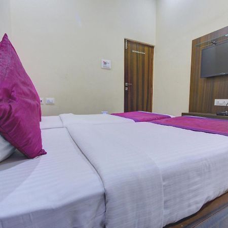 Oyo 7627 Royal Plaza Hotel Haiderabad Buitenkant foto