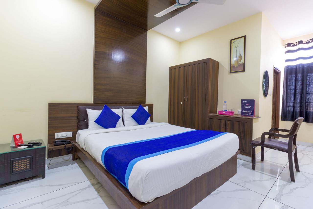 Oyo 7627 Royal Plaza Hotel Haiderabad Buitenkant foto