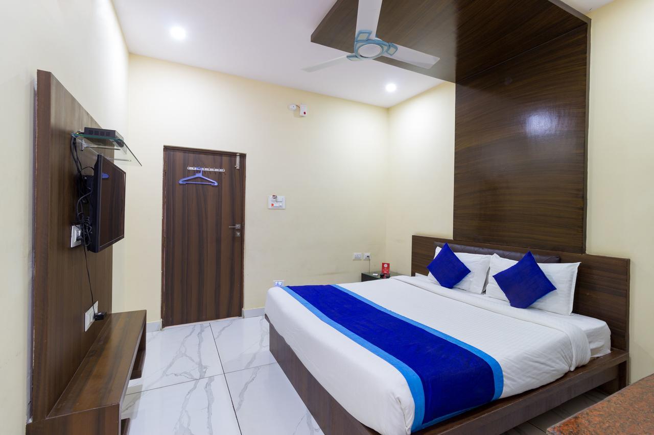 Oyo 7627 Royal Plaza Hotel Haiderabad Buitenkant foto