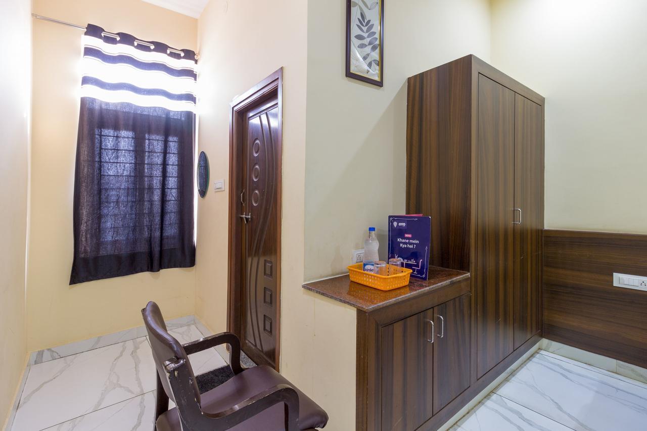 Oyo 7627 Royal Plaza Hotel Haiderabad Buitenkant foto