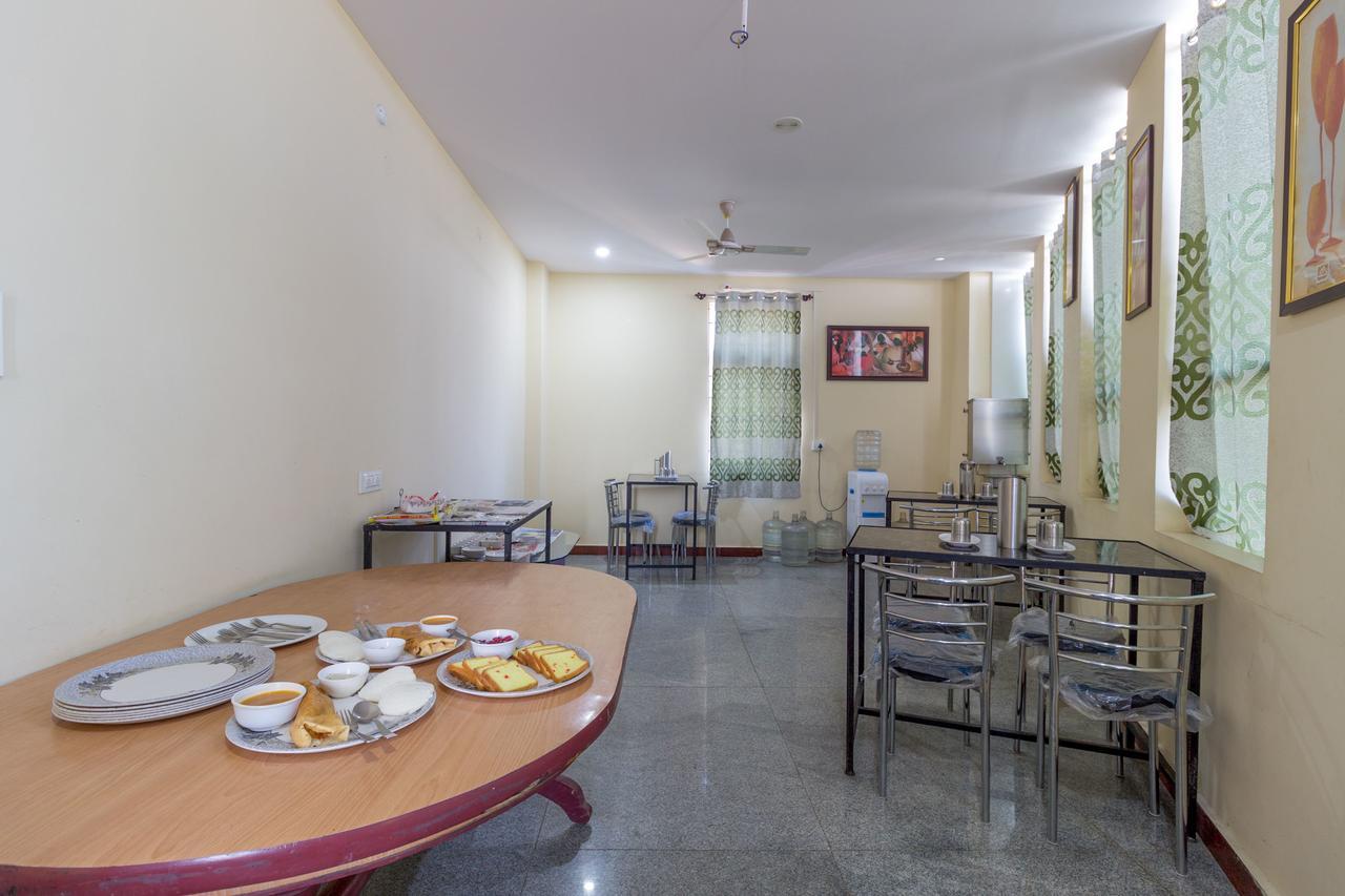 Oyo 7627 Royal Plaza Hotel Haiderabad Buitenkant foto