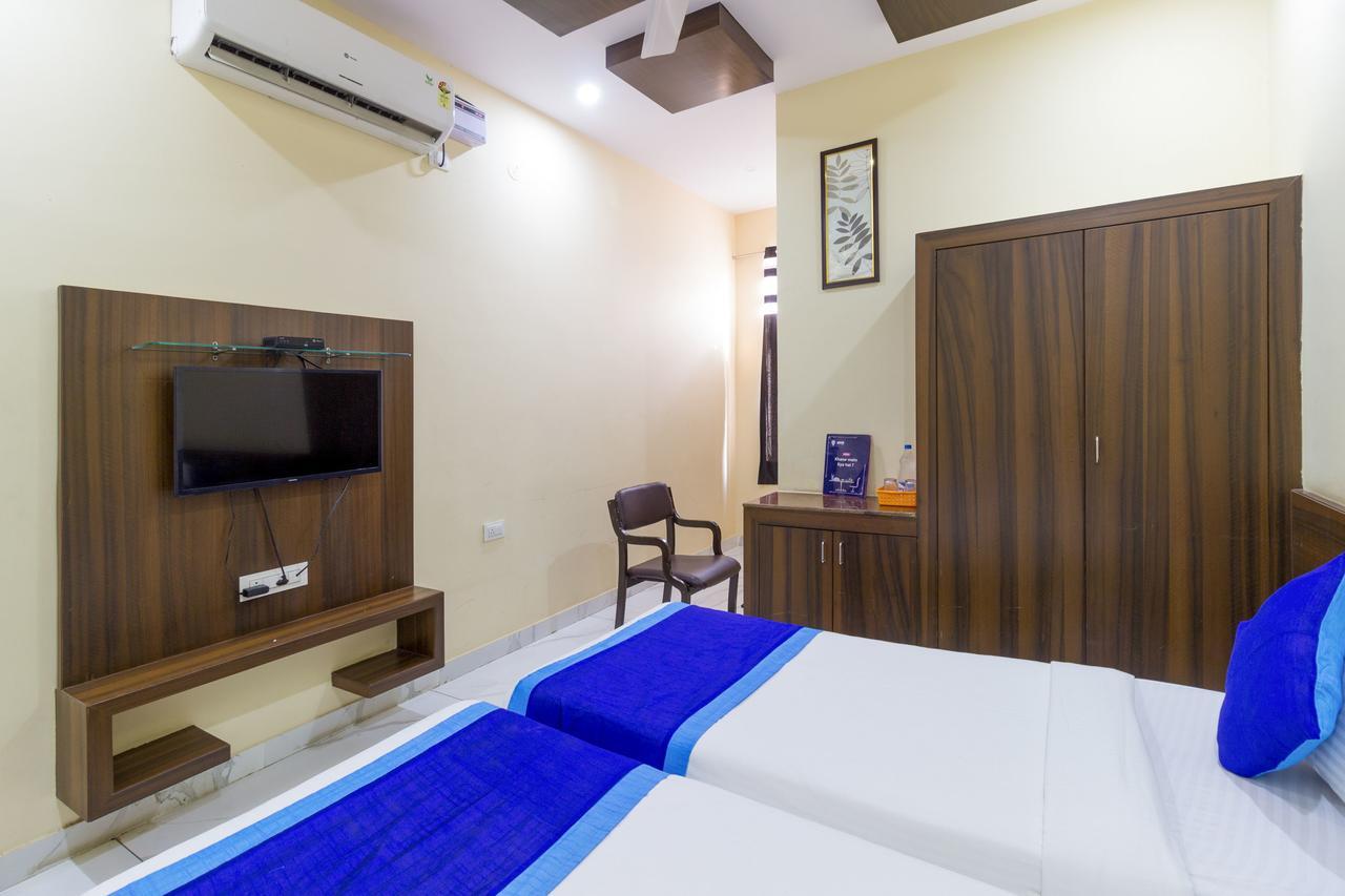 Oyo 7627 Royal Plaza Hotel Haiderabad Buitenkant foto