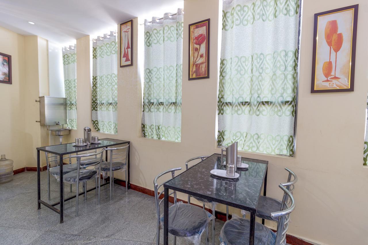 Oyo 7627 Royal Plaza Hotel Haiderabad Buitenkant foto