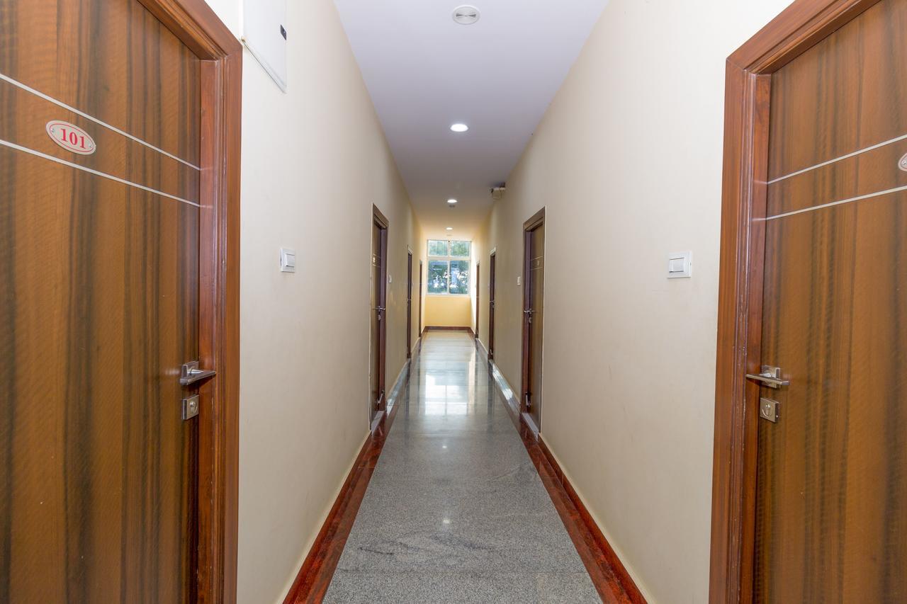 Oyo 7627 Royal Plaza Hotel Haiderabad Buitenkant foto