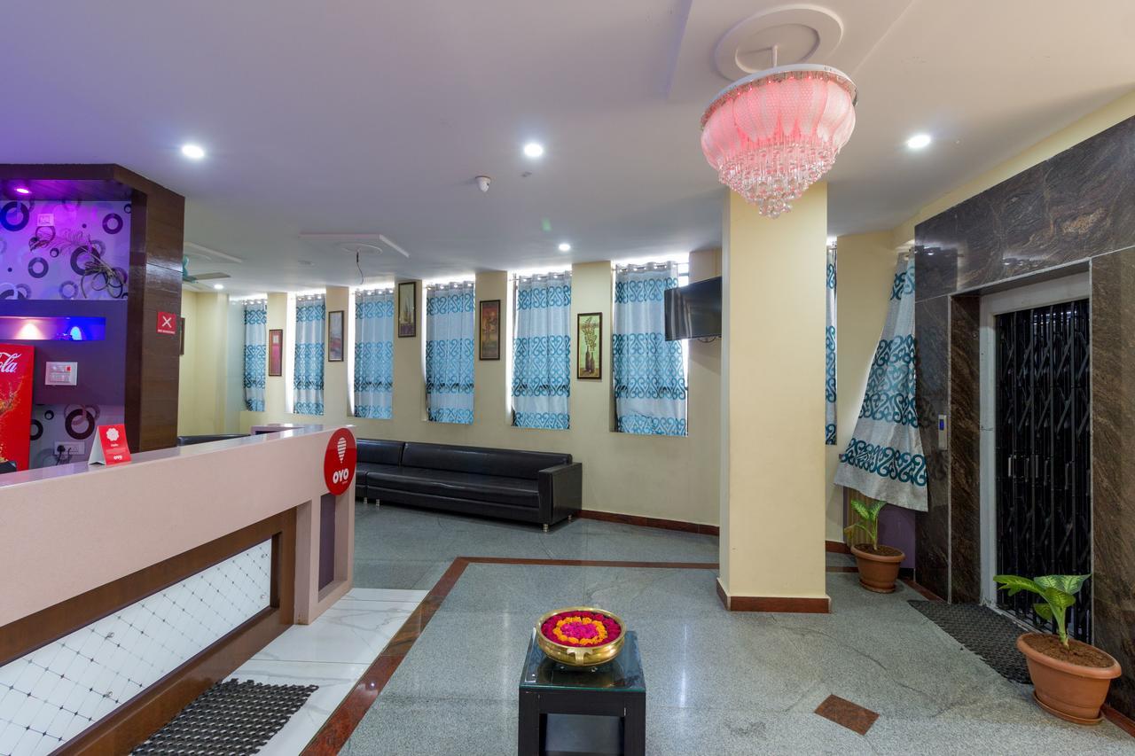 Oyo 7627 Royal Plaza Hotel Haiderabad Buitenkant foto