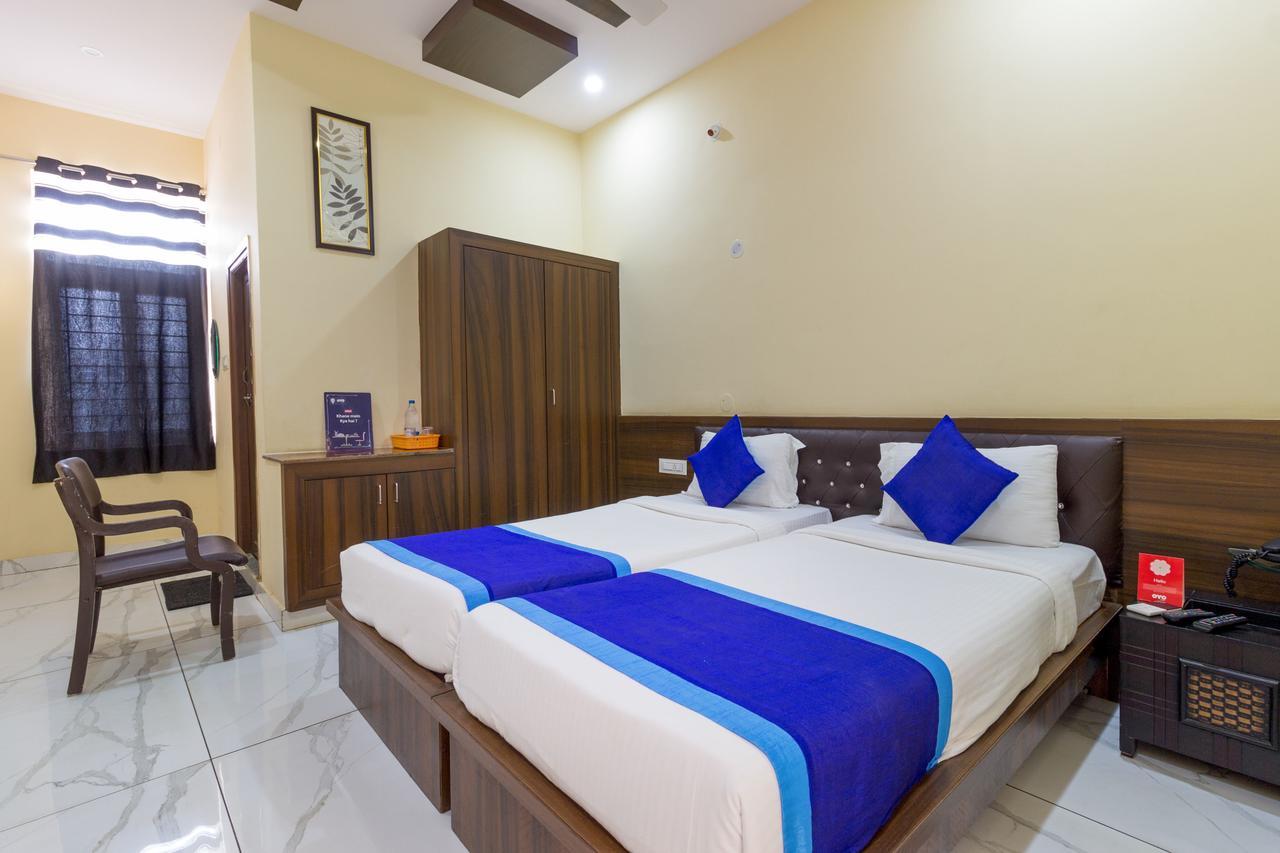 Oyo 7627 Royal Plaza Hotel Haiderabad Buitenkant foto