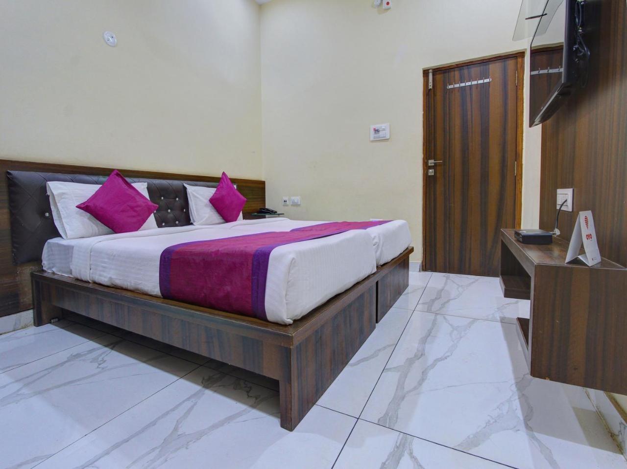 Oyo 7627 Royal Plaza Hotel Haiderabad Buitenkant foto