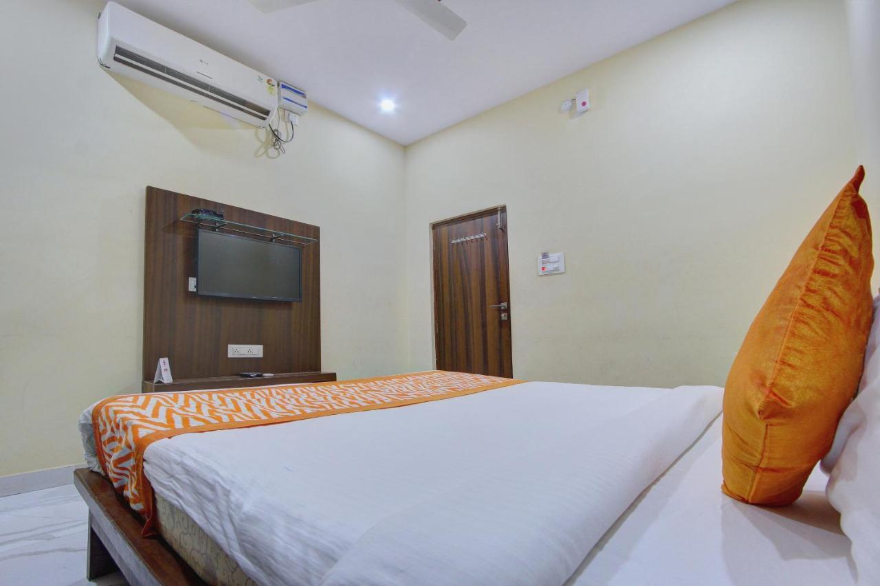 Oyo 7627 Royal Plaza Hotel Haiderabad Buitenkant foto