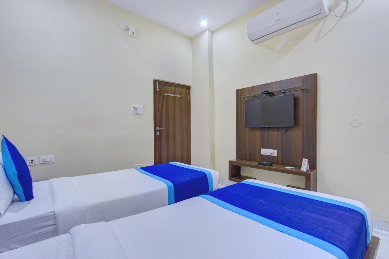 Oyo 7627 Royal Plaza Hotel Haiderabad Buitenkant foto