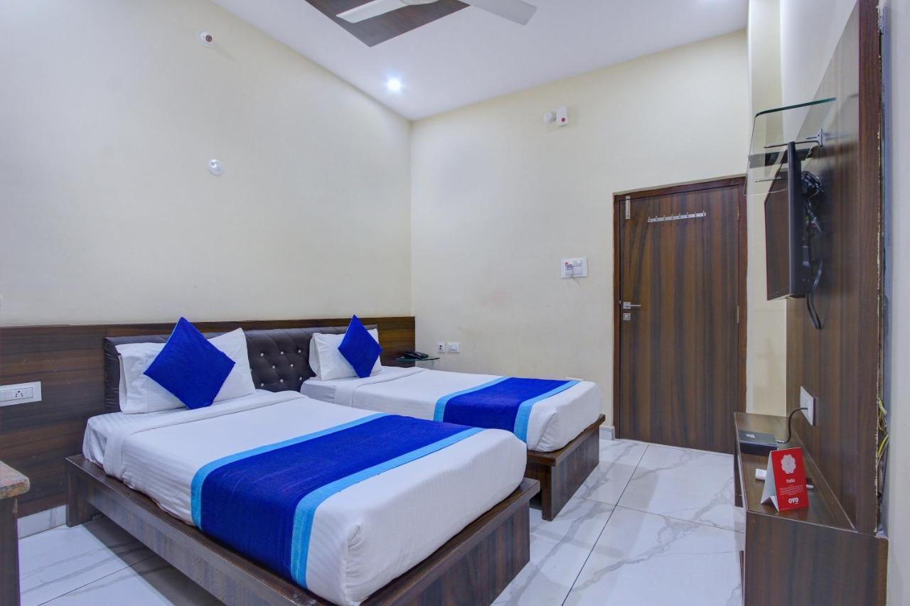 Oyo 7627 Royal Plaza Hotel Haiderabad Buitenkant foto
