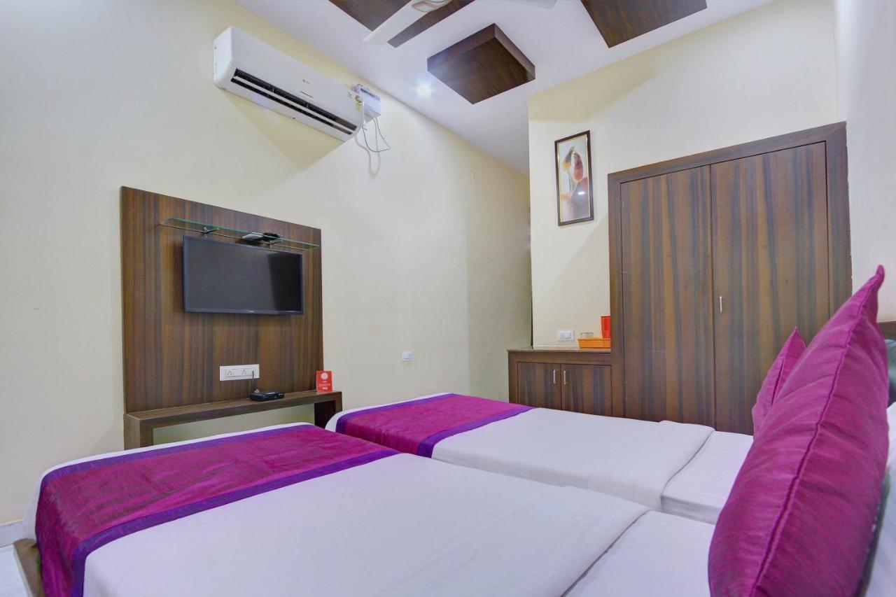 Oyo 7627 Royal Plaza Hotel Haiderabad Buitenkant foto