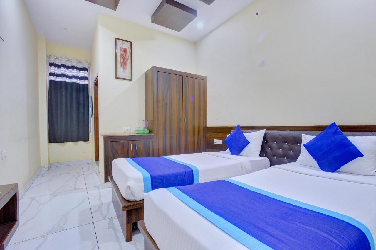 Oyo 7627 Royal Plaza Hotel Haiderabad Buitenkant foto