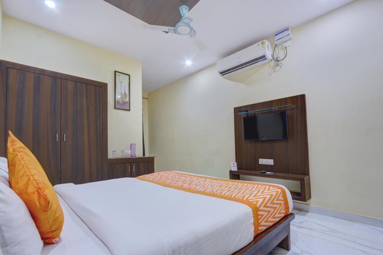Oyo 7627 Royal Plaza Hotel Haiderabad Buitenkant foto