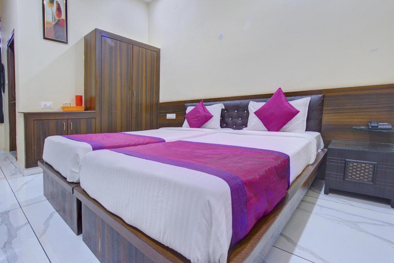 Oyo 7627 Royal Plaza Hotel Haiderabad Buitenkant foto